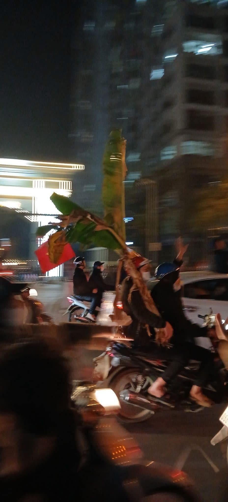 Những hình ảnh "đi bão" kỳ lạ và hài hước này chính là minh chứng cho sự lạc quan, yêu đời và tình yêu bóng đá cuồng nhiệt không gì lay chuyển được của con người dải đất hình chữ S.