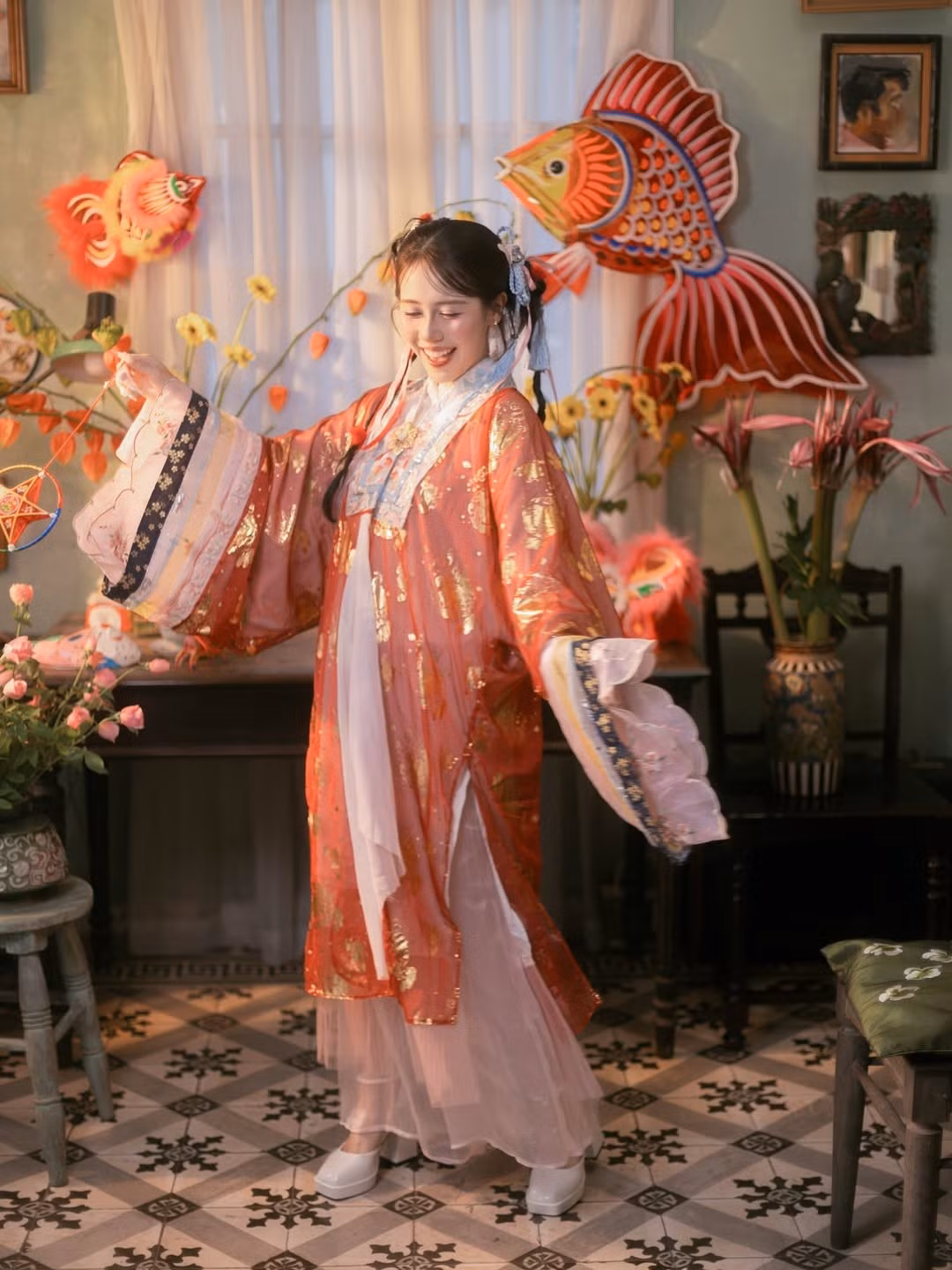 Khác với hình ảnh "lầy lội" thường thấy, những khoảnh khắc này cho thấy một Hậu Hoàng trưởng thành, dịu dàng và duyên dáng, khẳng định cô không chỉ giỏi pha trò mà còn có thể "cân" được những phong cách đòi hỏi sự tỉ mỉ và nét đẹp truyền thống. (Ảnh: FBNV)