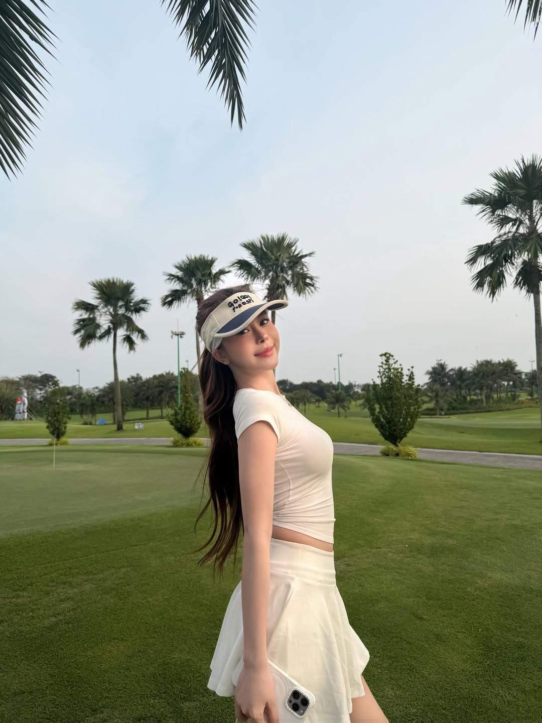 Năm 2025, cô nàng từng khiến nhiều người xuýt xoa khi tậu xế hộp Mercedes-Benz tiền tỷ và thường xuyên xuất hiện với những món đồ hiệu đắt đỏ, cùng năm đó, Hà Môi cũng có bữa tiệc sinh nhật xa hoa với sự xuất hiện của nhiều Tiktoker nổi tiếng khác. (Ảnh: IGNV)