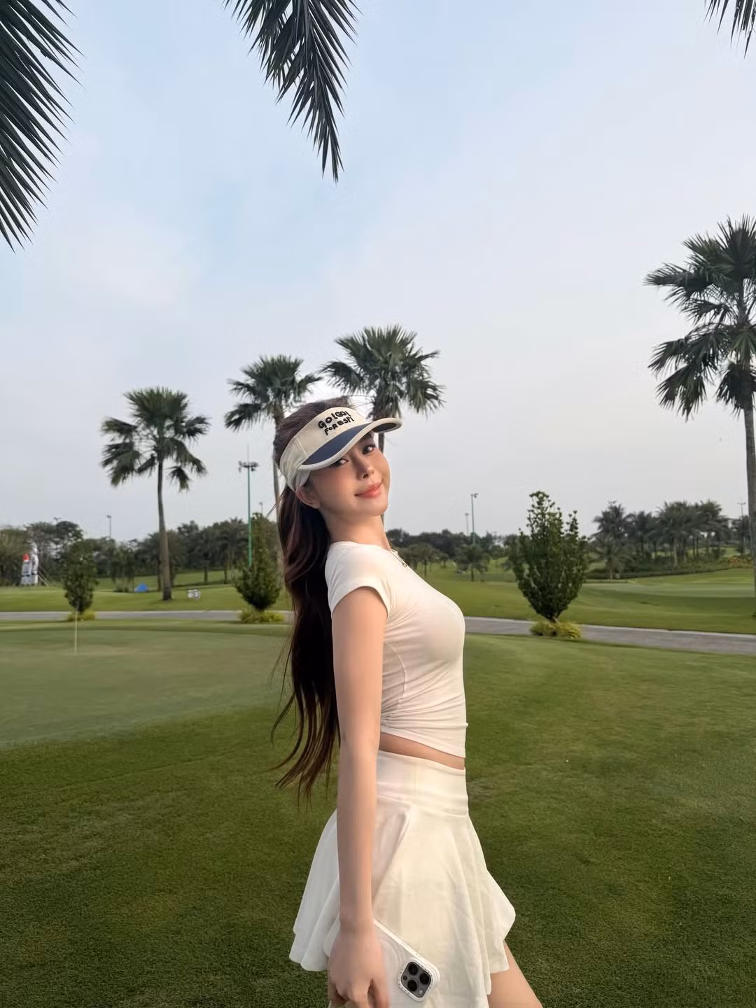 Năm 2025, cô nàng từng khiến nhiều người xuýt xoa khi tậu xế hộp Mercedes-Benz tiền tỷ và thường xuyên xuất hiện với những món đồ hiệu đắt đỏ, cùng năm đó, Hà Môi cũng có bữa tiệc sinh nhật xa hoa với sự xuất hiện của nhiều Tiktoker nổi tiếng khác. (Ảnh: IGNV)