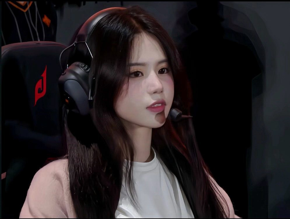 YuGi Kiều Oanh xuất hiện với vẻ ngoài vô cùng xinh đẹp và cuốn hút. Cô nàng diện một chiếc áo khoác lông màu hồng nhạt, kết hợp với áo phông trắng, tạo nên một phong cách vừa nữ tính vừa cá tính. (Ảnh: FBNV)