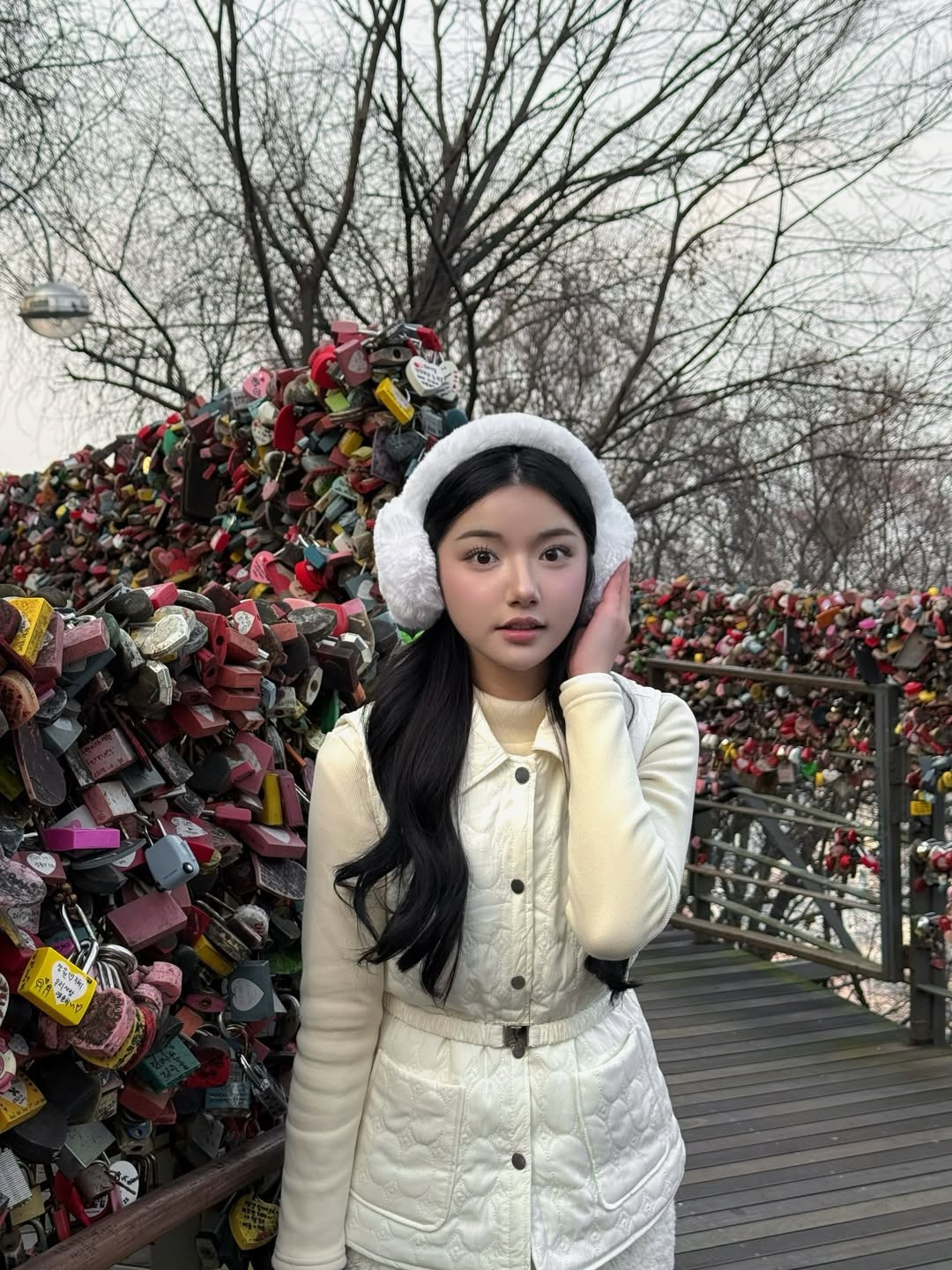 Không chỉ gây ấn tượng với trang phục, thần thái của "mỹ nhân triệu view" cũng nhận được cơn mưa lời khen. Dù là khoảnh khắc nghiêng mình tự nhiên hay nụ cười mỉm nhẹ nhàng, Quỳnh Trương đều toát lên vẻ đẹp ngọt ngào. (Ảnh: IGNV)