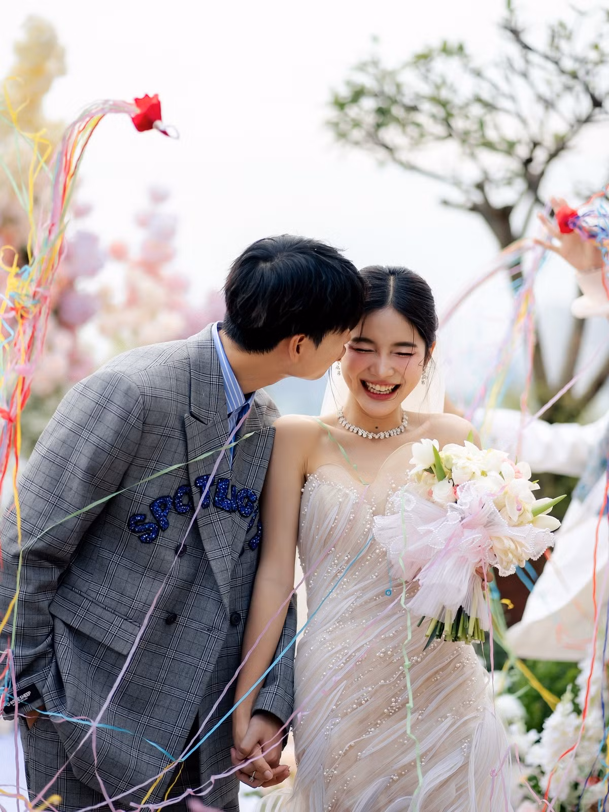 Lê Đức sinh năm 1995, là diễn viên, người mẫu ảnh. Anh được nhiều người biết đến với danh xưng “hot boy trường y”. (Ảnh: Facebook Hằng Trịnh)