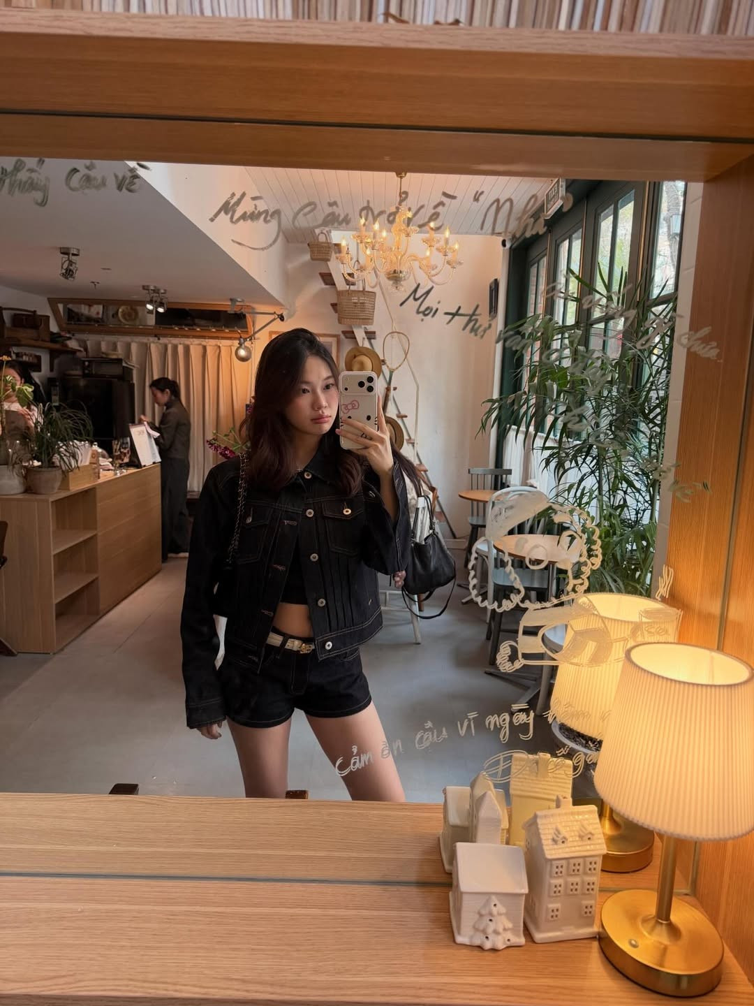 Cô nàng lựa chọn lối trang điểm nhẹ nhàng như có như không với màu má hồng phớt nhẹ, cùng với đó là kiểu tóc uốn sóng lơi tự nhiên. (Ảnh: IGNV)