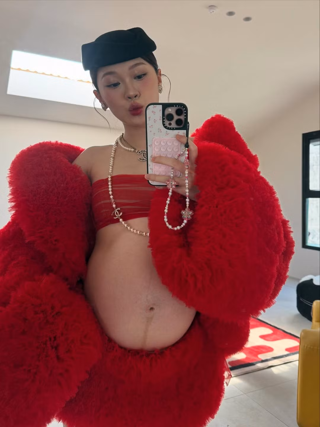 Dù đã ở những tuần cuối của thai kỳ, Ly Phạm vẫn giữ được nhan sắc tươi tắn, rạng rỡ, với làn da căng bóng và nụ cười ngọt ngào. (Ảnh: IGNV)