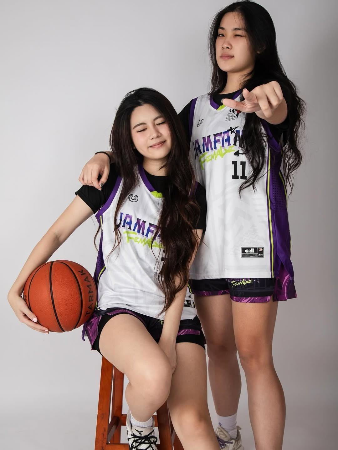 Trong loạt ảnh, Hạt Dẻ tự tin thả dáng, từ những góc chụp nghiêng khoe sống mũi cao thanh tú đến những biểu cảm tinh nghịch, đáng yêu khi chụp cùng bạn bè, cô nàng đều toát lên nguồn năng lượng tích cực. (Ảnh: IGNV)