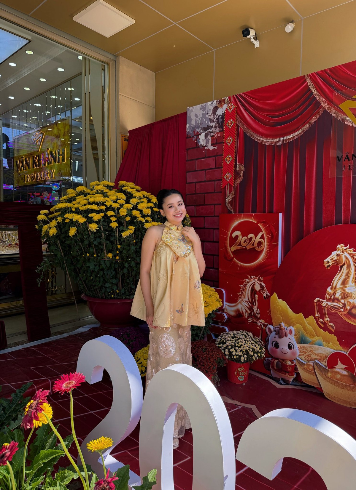 Minh Thư được khen ngợi là "gái một con trông mòn con mắt" với vóc dáng thon gọn và phong cách thời trang thanh lịch.