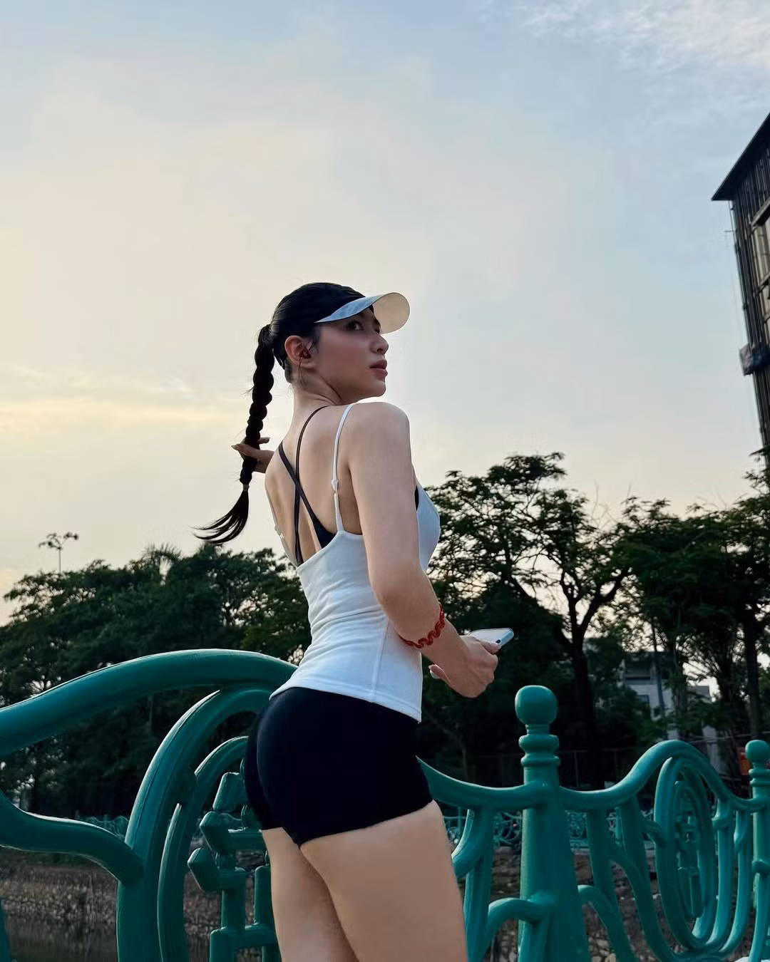 Chiếc mũ lưỡi trai và kiểu tóc tết hai bên càng tăng thêm vẻ trẻ trung, năng động cho cô nàng.