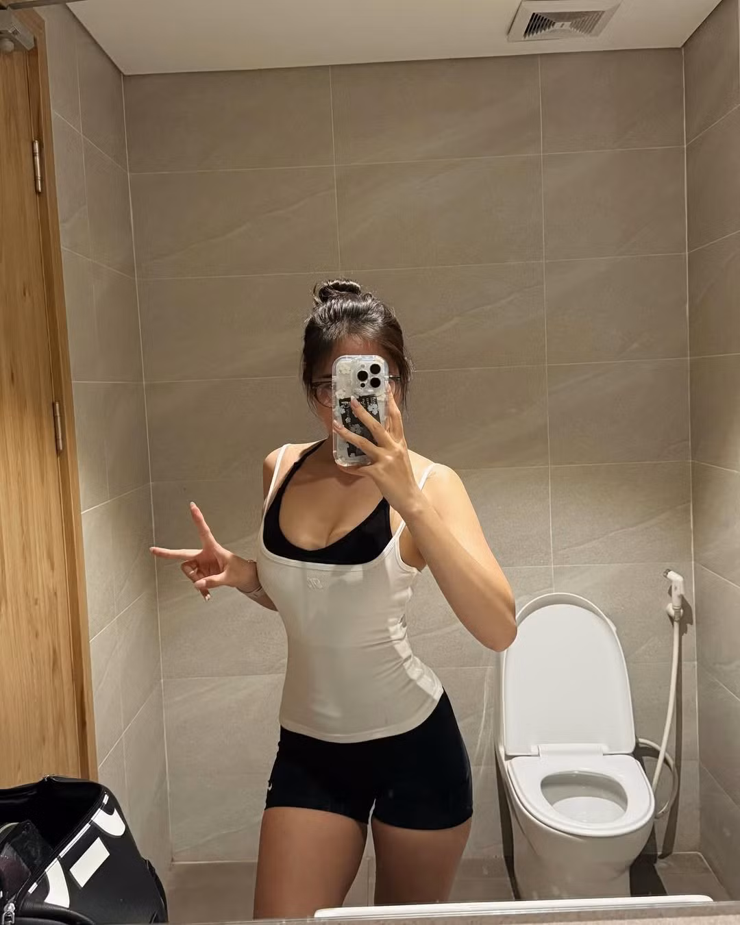 Đỗ Mỹ Duyên không phải là cái tên xa lạ đối với giới trẻ. Cô nàng vốn đã được biết đến là một hot girl có tiếng trên các nền tảng mạng xã hội với những video được quay trong phòng tập gym.