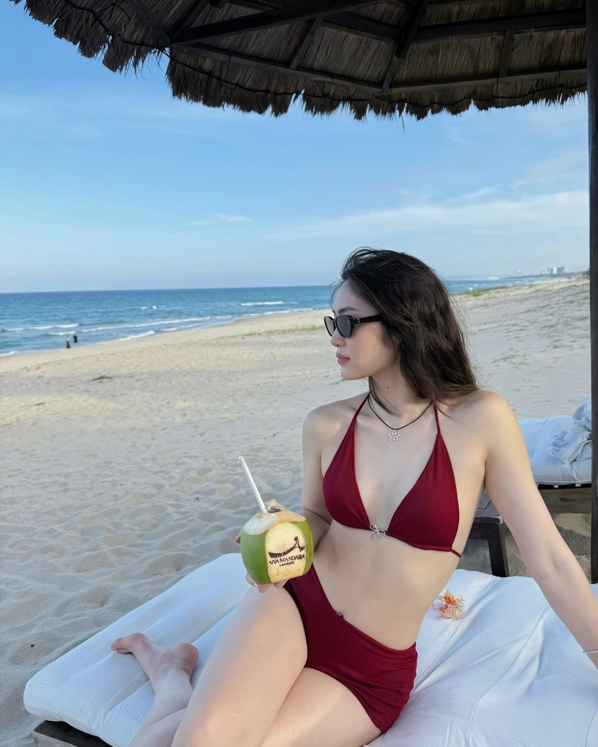 Gia nhập đường đua bikini chào hè, "hoa khôi bóng chuyền" Trần Việt Hương nhận nhiều lời khen về sắc vóc nổi bật.