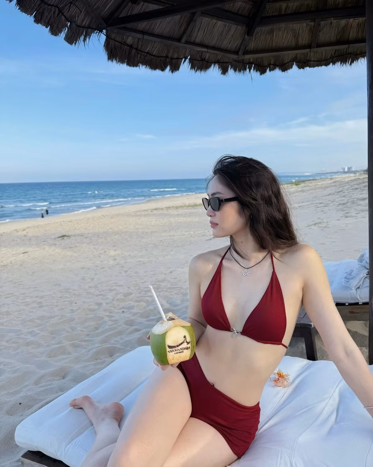 Gia nhập đường đua bikini chào hè, "hoa khôi bóng chuyền" Trần Việt Hương nhận nhiều lời khen về sắc vóc nổi bật.