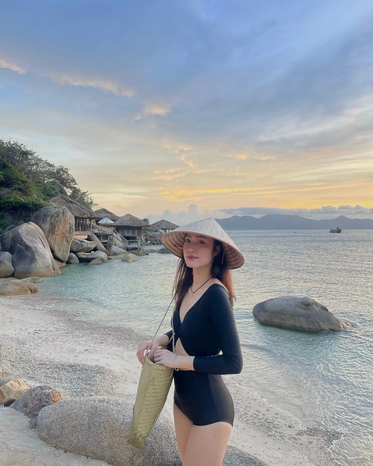 Việt Hương kết hôn vào tháng 9/2024. Chồng cô là Vương Anh (sinh năm 1997), nổi tiếng là "thiếu gia phố núi" ở Sơn La. Sau khi về nhà chồng, người đẹp làng bóng chuyền thường xuyên khoe những khoảnh khắc lãng mạn cùng nửa kia.