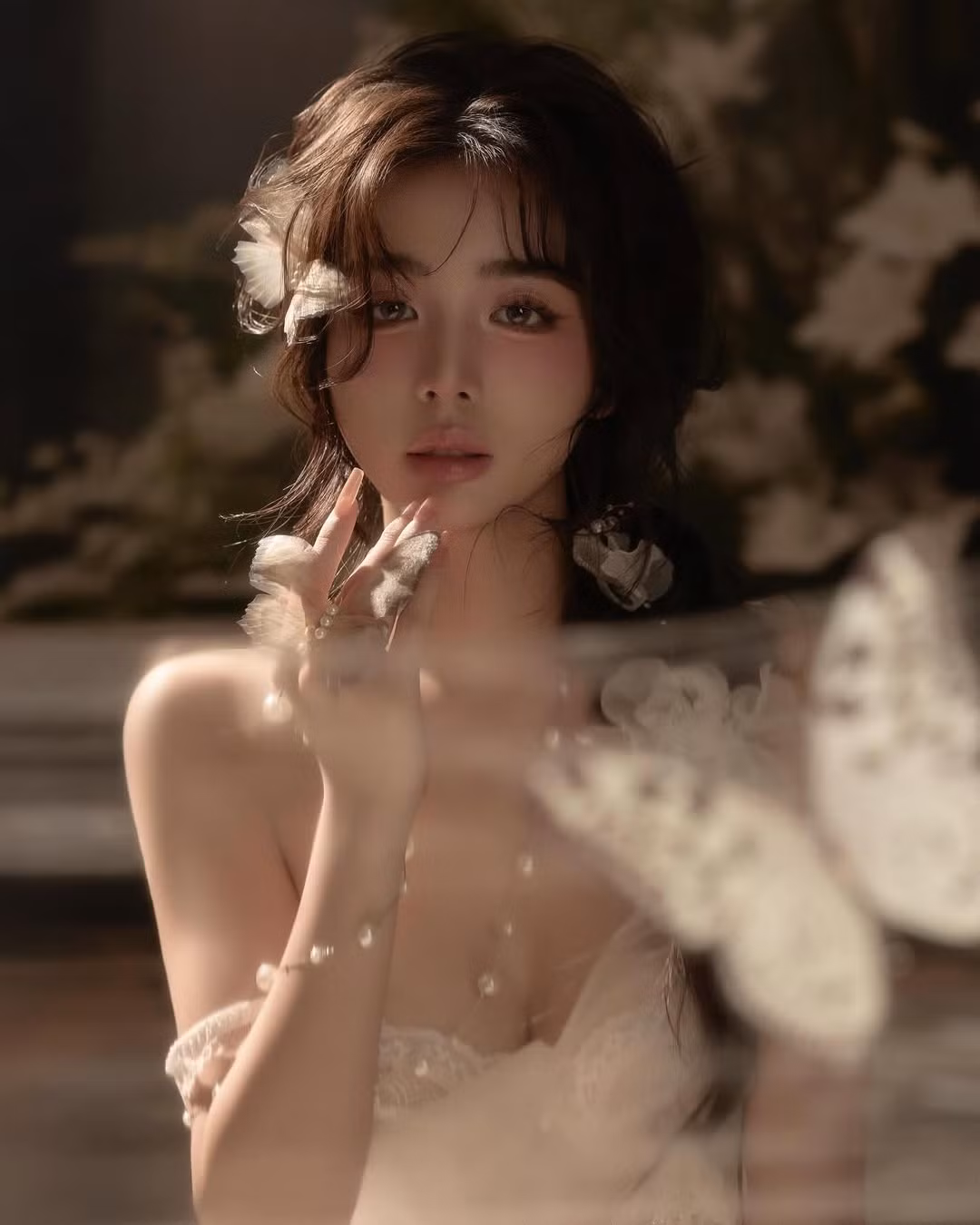 Vẻ đẹp lạ, ấn tượng của Hằng Phan nhiều lần bị nghi ngờ là can thiệp dao kéo. Song cô khẳng định bản thân sở hữu gương mặt tự nhiên, không qua phẫu thuật thẩm mỹ.