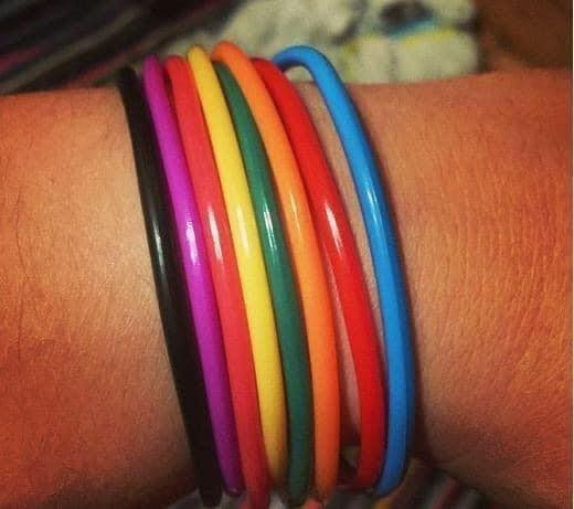 Ai từng đeo 5-10 chiếc lắc tay nhựa với đủ màu sặc sỡ trên cổ tay mới thực sự là “dân chơi” chính hiệu. Những chiếc lắc này không chỉ là món phụ kiện mà còn thể hiện cá tính và độ “chịu chơi” của mỗi người.