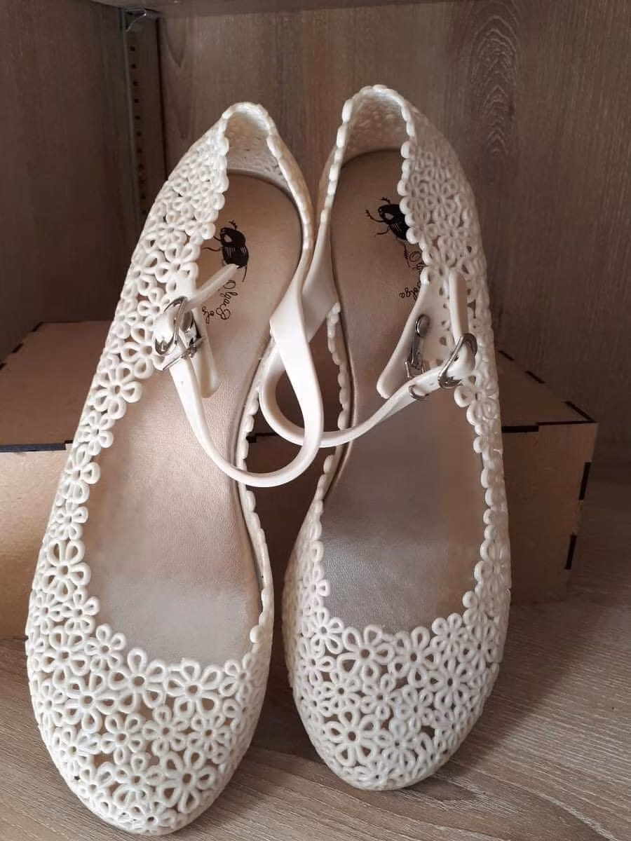 Nhắc đến tuổi thơ dữ dội của thế hệ 9x, không thể không kể đến những trào lưu từng “làm mưa làm gió” một thời. Dù giờ đây đã trở thành ký ức xa xăm, nhưng mỗi lần nhìn lại, những hình ảnh quen thuộc ấy lại khiến ai nấy không khỏi bồi hồi và bật cười vì những món đồ cực trendy của một thời chưa có smartphone.