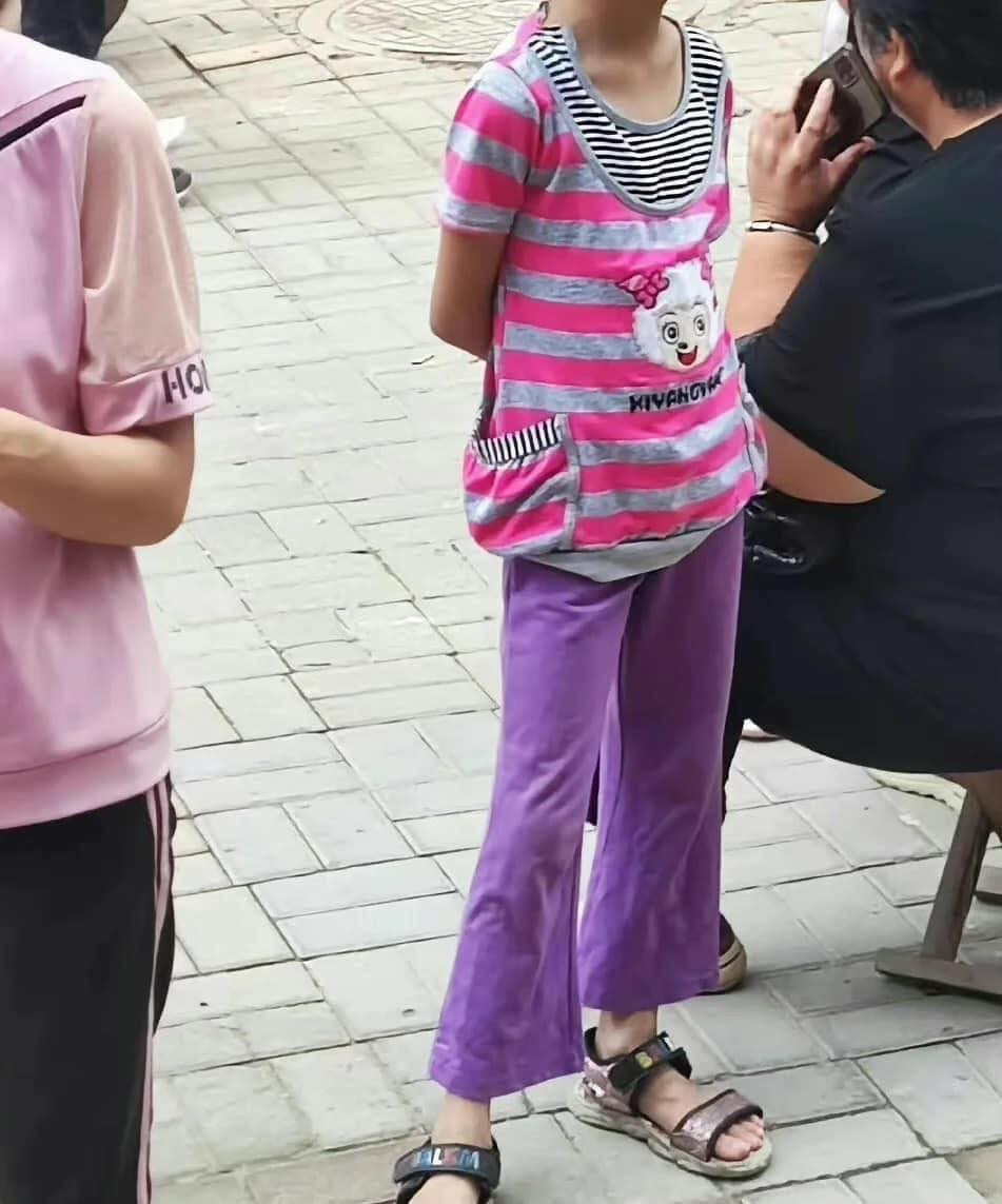 Thiết kế từng là “must-have item” của các cô bé 9x. Chiếc áo rất “điệu đà” với họa tiết là chú cừu đang cười từng là biểu tượng của phong cách “công chúa đời thường”.