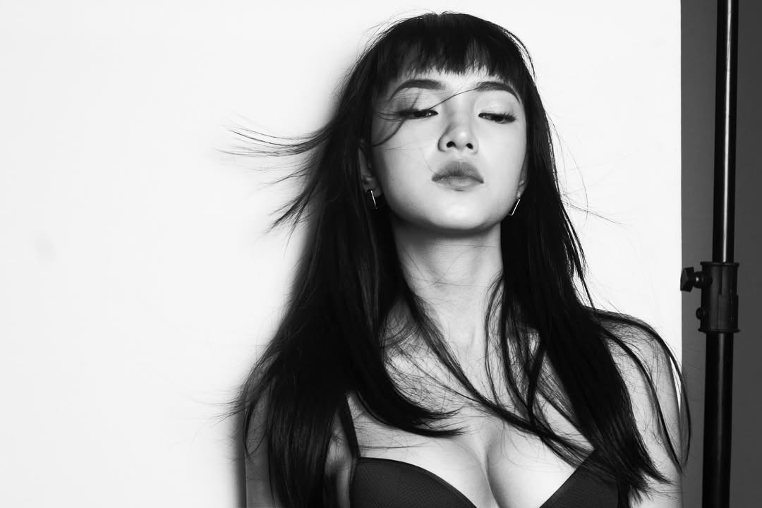 Mạng xã hội gần đây lan rộng trào lưu chia sẻ lại hình ảnh, video và ký ức từ năm 2016. "Đu trend" nhìn lại những dấu mốc cũ, Châu Bùi đã khiến cộng đồng mạng một phen xôn xao khi đăng tải loạt ảnh từ 10 năm trước lên trang cá nhân. Nhìn lại những khung hình này, người hâm mộ mới hiểu tại sao cô nàng lại có thể nhanh chóng trở thành một fashionista hàng đầu Việt Nam. (Ảnh: IGNV)