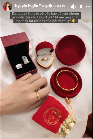 Mù Tạt còn khéo khoe 'của hồi môn' của các cô các bác là nhẫn, vòng tay vàng có giá trị không nhỏ. Cô hài hước kể được mọi người gọi dậy khi đang ngủ để "dúi" vàng vào tay.