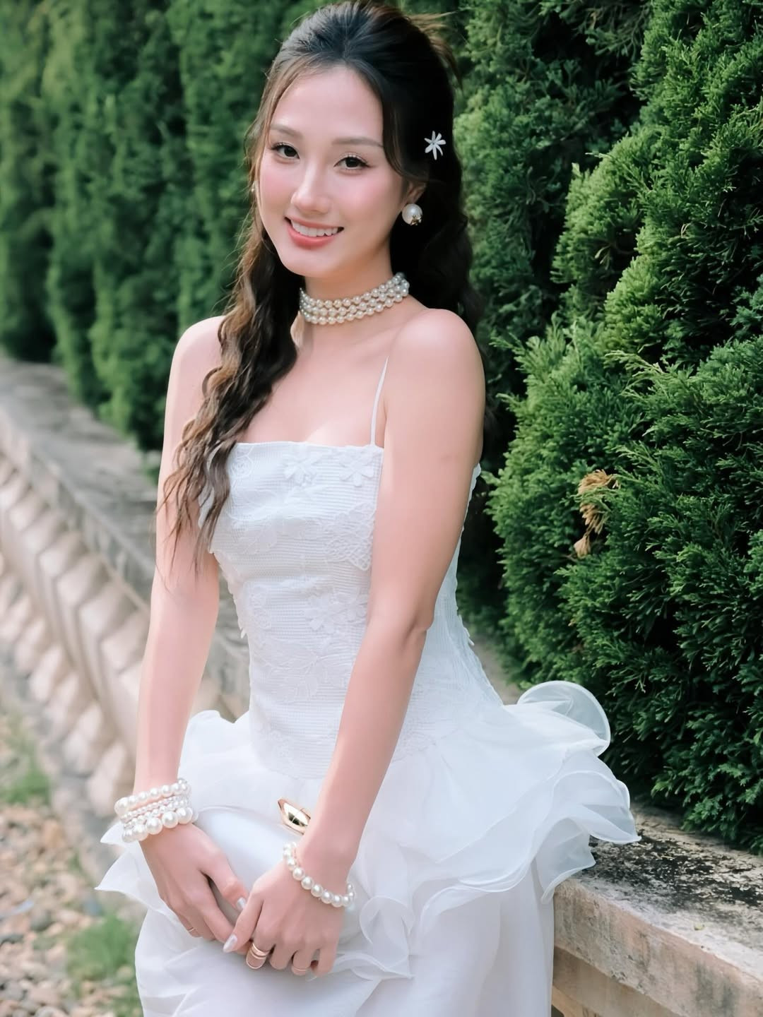 Mới đây, hot girl Nghệ An Hoàng Khánh Ly đã tiếp tục "đốn tim" người hâm mộ khi đăng tải bộ ảnh mới đầy cuốn hút. Trong khung cảnh mang hơi hướng cổ điển của một khu vườn châu Âu, cô nàng xuất hiện tựa như một tiểu thư đài các, vừa mang nét thanh tao, vừa hiện đại. (Ảnh: IGNV)