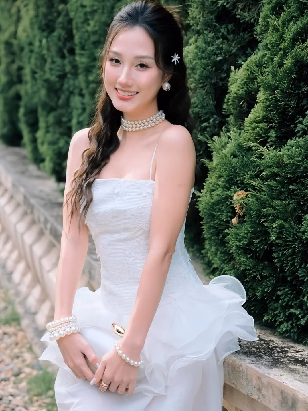 Mới đây, hot girl Nghệ An Hoàng Khánh Ly đã tiếp tục "đốn tim" người hâm mộ khi đăng tải bộ ảnh mới đầy cuốn hút. Trong khung cảnh mang hơi hướng cổ điển của một khu vườn châu Âu, cô nàng xuất hiện tựa như một tiểu thư đài các, vừa mang nét thanh tao, vừa hiện đại. (Ảnh: IGNV)