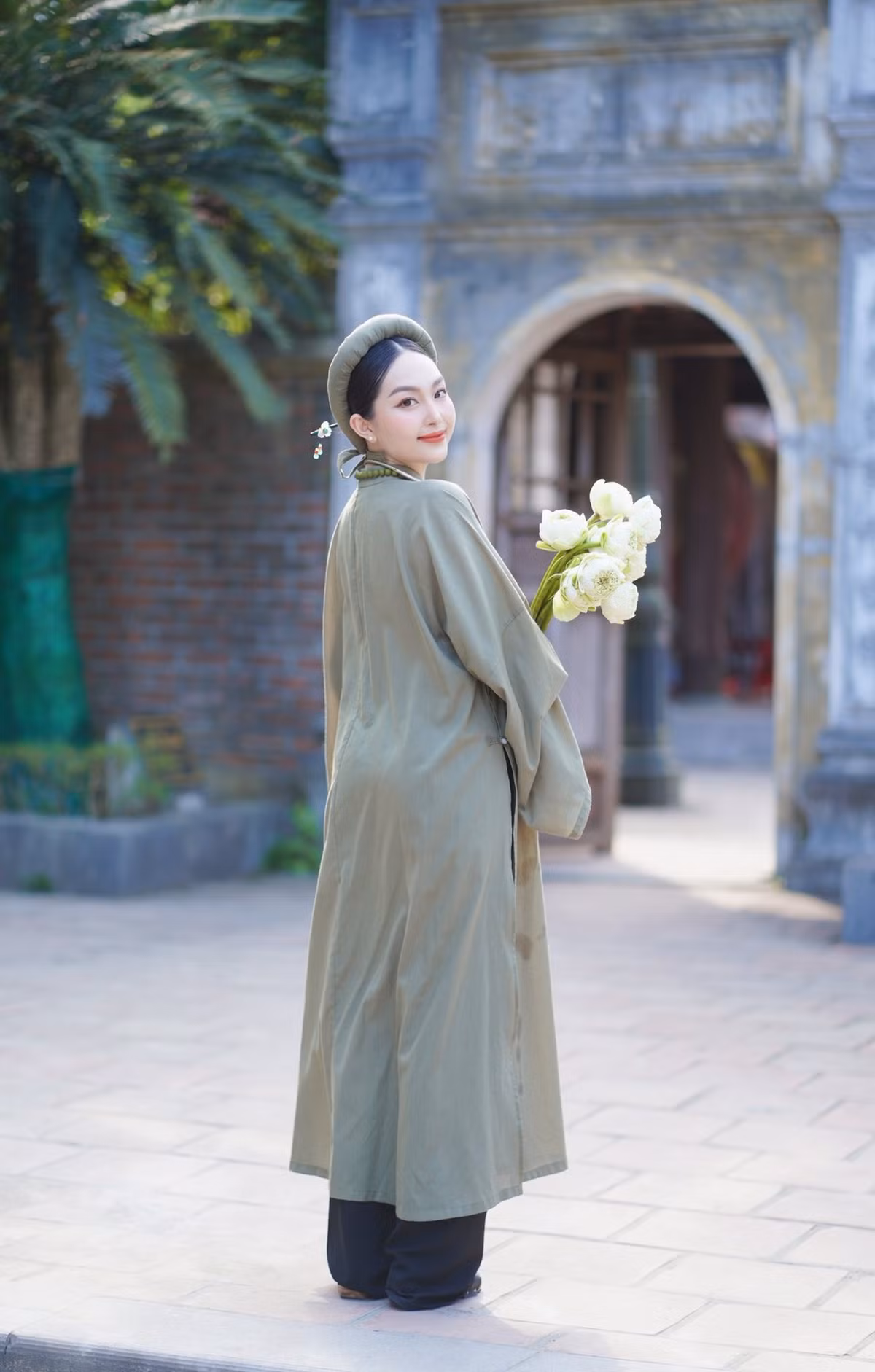 Không chỉ vậy, Trâm Anh còn lựa chọn chuỗi vòng cổ và chuỗi hạt bằng gỗ xanh, mang sắc thái mộc mạc, gần gũi với thiên nhiên và con người xứ Nghệ. Từng chi tiết trên trang phục đều được phối hợp hài hòa, thể hiện sự chỉn chu và tinh tế trong gu thẩm mỹ của nữ MC.