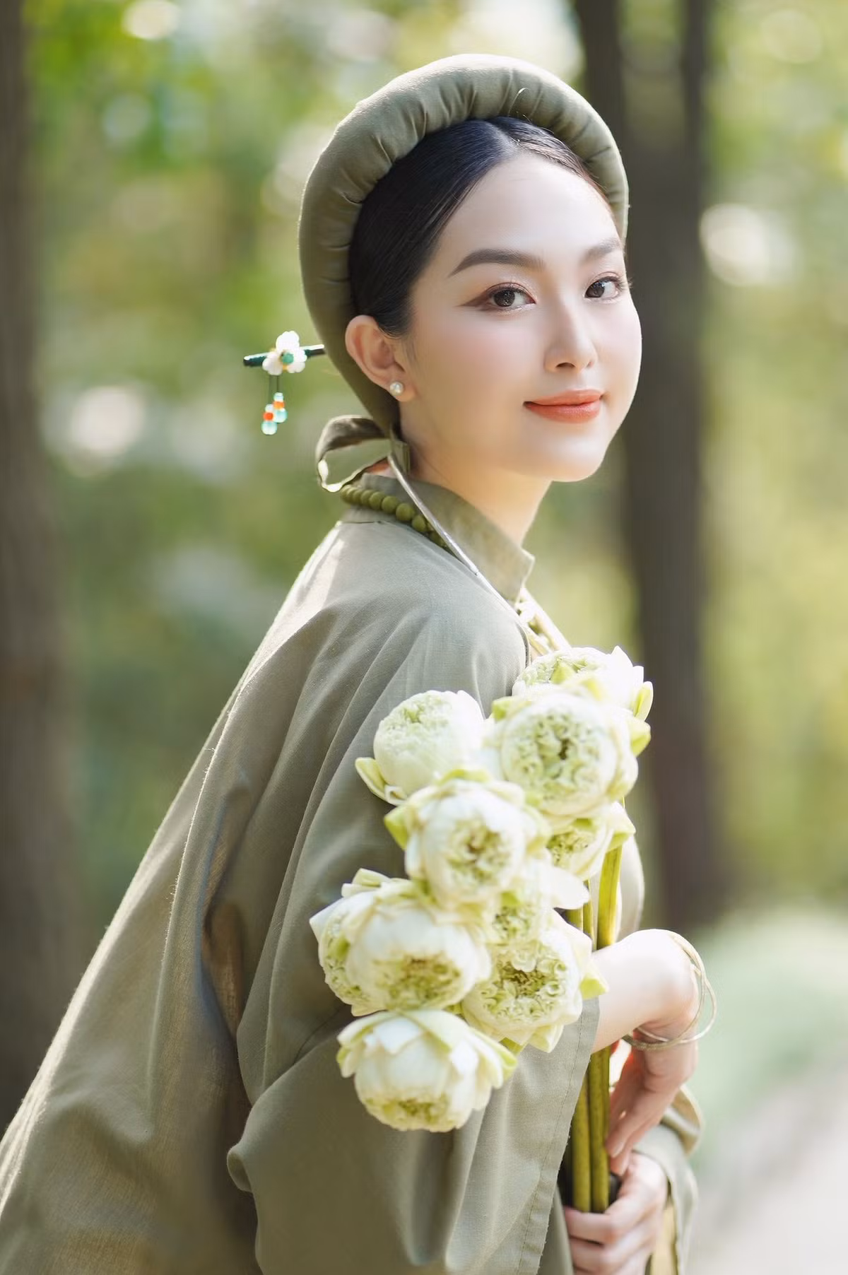 Không chỉ là biểu tượng của nét đẹp truyền thống, nữ MC đã truyền cảm hứng về việc gìn giữ và tôn vinh bản sắc dân tộc qua từng chi tiết nhỏ của trang phục.