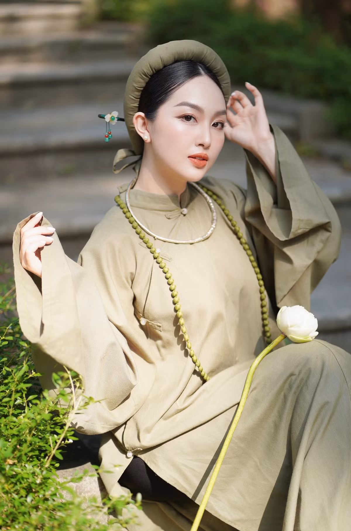 Mới đây trên trang cá nhân, nữ MC xứ Nghệ Nguyễn Trâm Anh vừa đăng tải loạt ảnh diện áo dài kèm dòng trạng thái đầy cảm xúc: "Mừng sinh nhật Bác! Cũng là dịp em gửi hoa cho chính mình. Một năm nữa trôi qua, em không già – Chỉ thêm hiểu mình quý giá, xứng đáng được nâng niu. Sen đâu cần ai tưới mới nở, Em cũng vậy – biết cách tự đẹp lên mỗi ngày. Không ai có thể yêu em trọn vẹn, bằng cách em học cách yêu chính mình."