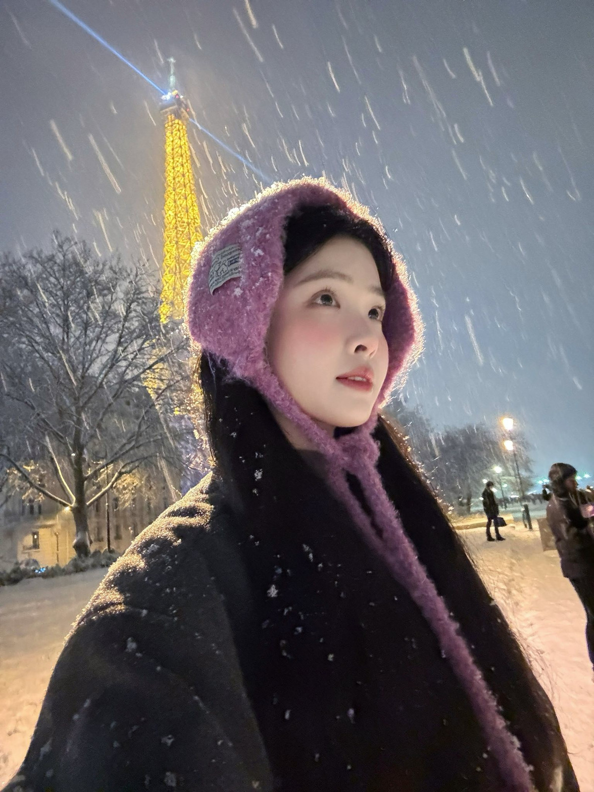 Chiếc mũ len balaclava màu hồng chính là món đồ "chiếm sóng" nhất trong loạt ảnh, không chỉ giữ ấm tuyệt đối mà còn tôn lên gương mặt nhỏ nhắn, thanh tú. (Ảnh: IGNV)