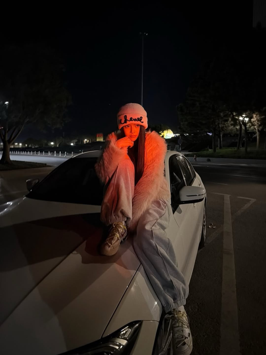 Việc kết hợp với quần nỉ ống rộng giúp bộ trang phục không bị quá "dừ", giữ lại nét trẻ trung, tinh nghịch. Cách phối đồ này gợi liên tưởng đến phong cách của các ngôi sao Hollywood những năm 2000. (Ảnh: IGNV)