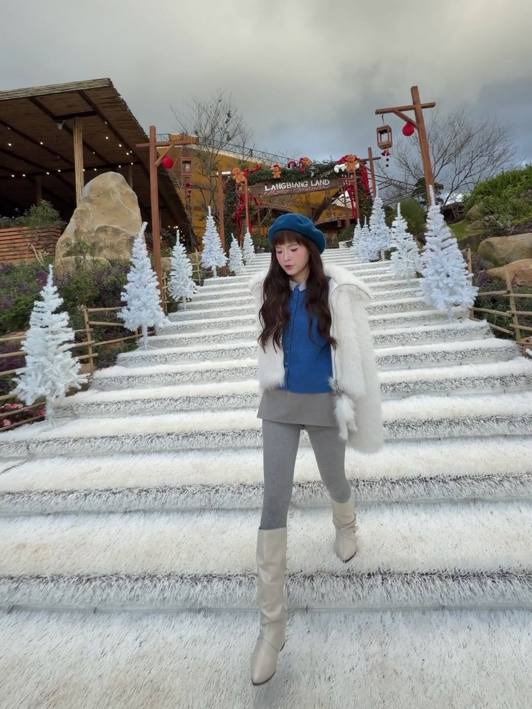 Nữ diễn viên sinh năm 1994 diện một outfit chuẩn mùa đông nhưng vẫn giữ được nét trẻ trung, thời thượng. (Ảnh: IGNV)