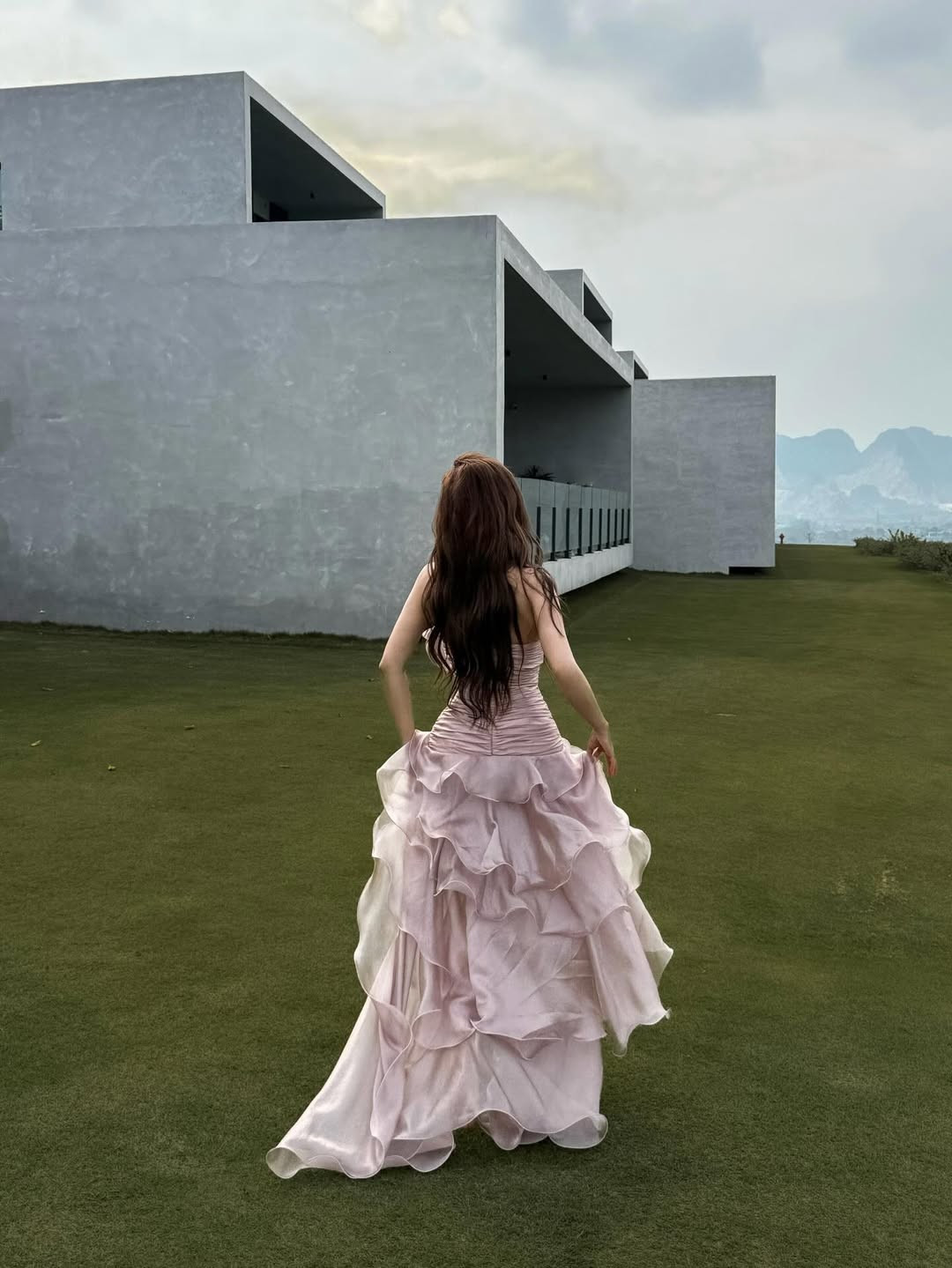 Bộ ảnh ghi lại nhiều khoảnh khắc từ e ấp, che mặt cười ngượng ngùng đến những góc quay từ phía sau khoe mái tóc nâu dài uốn lượn tự nhiên. (Ảnh: IGNV)