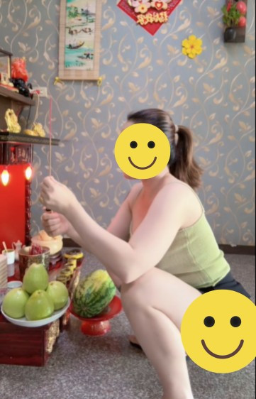 Dẫu biết "tâm xuất Phật biết", nhưng lễ nghi và trang phục vẫn là thước đo sự trưởng thành và tinh tế của mỗi người. Sự thành tâm không chỉ nằm ở lời cầu khấn, mà còn hiện hữu ở sự tôn trọng từ cách ăn mặc phù hợp. (Ảnh trong bài: Tổng hợp mạng xã hội)