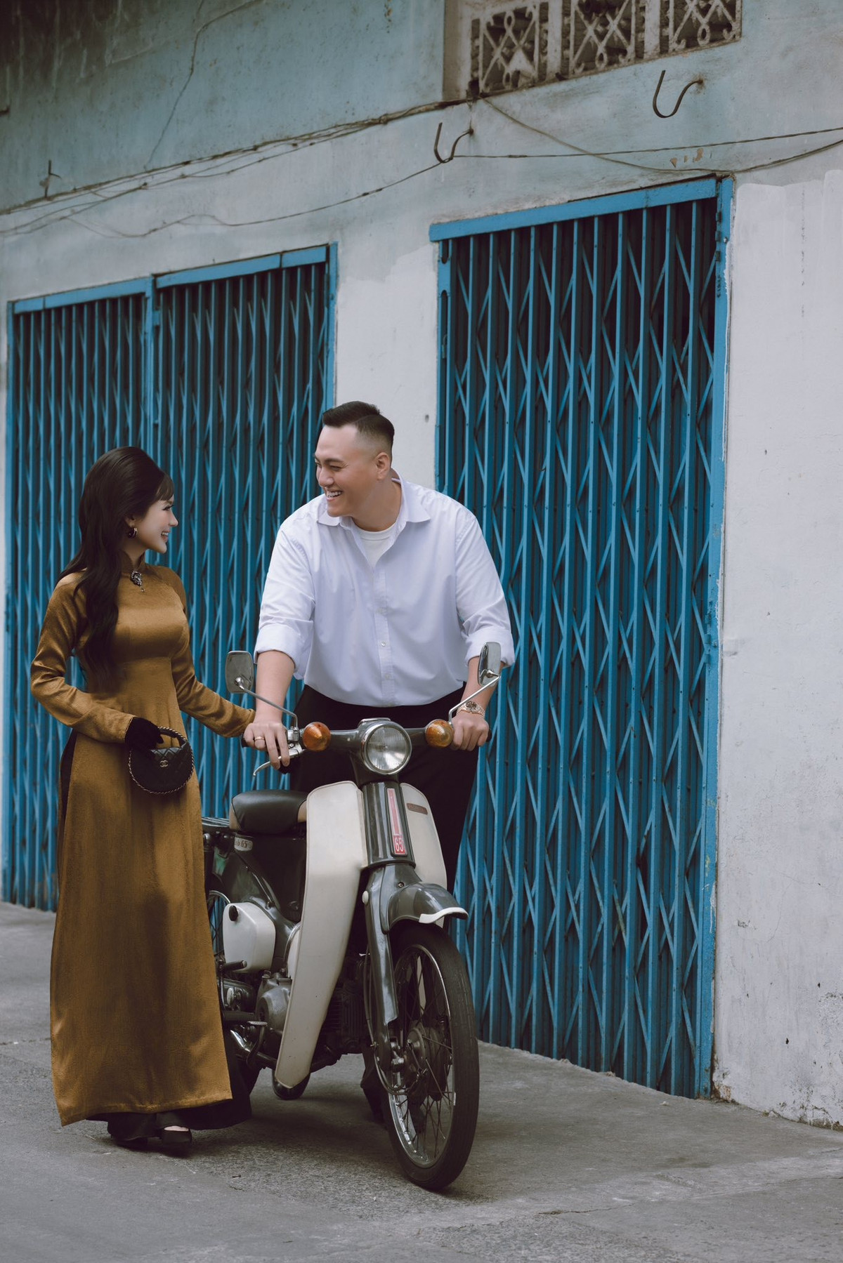 Từ ánh mắt trìu mến Fabo dành cho vợ, đến khoảnh khắc Vân Tiny tựa đầu vào vai chồng trên chiếc xe Cub, tất cả đều toát lên niềm hạnh phúc viên mãn. (Ảnh: IG @vantiny.ng)