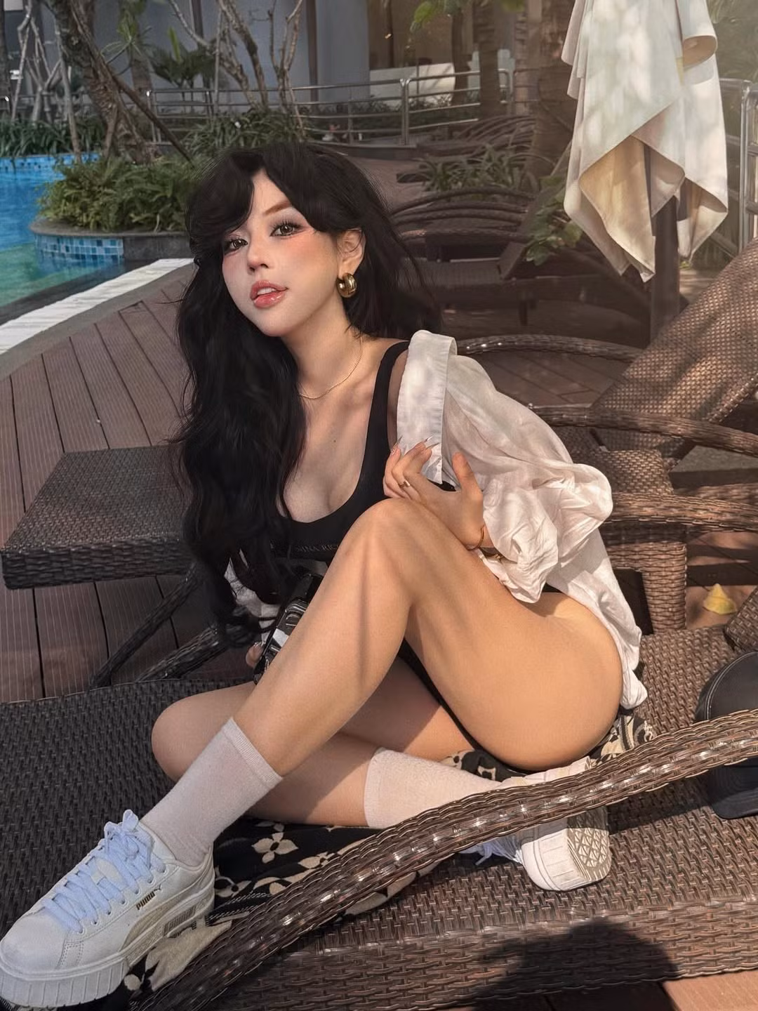 Bảo Khuyên vẫn luôn trung thành với lối trang điểm nhấn nhá ở phần mắt khói, khiến đôi mắt trông to tròn như búp bê. (Ảnh: IGNV)