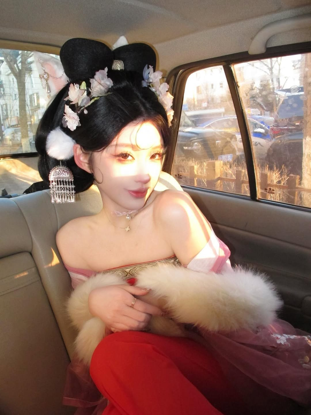 Bên cạnh các bức ảnh ngoại cảnh, một số bức ảnh chụp trong xe hơi với ánh sáng vàng ấm áp chiếu từ cửa sổ cũng làm nổi bật nét kiêu sa của Yuzi. (Ảnh: IGNV)