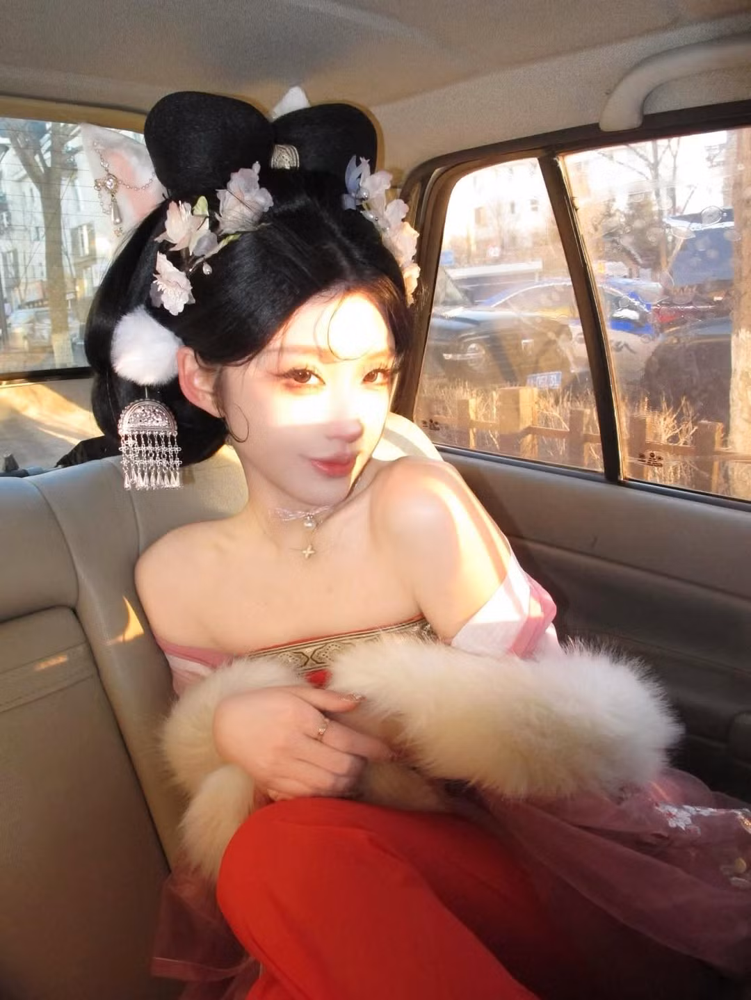 Bên cạnh các bức ảnh ngoại cảnh, một số bức ảnh chụp trong xe hơi với ánh sáng vàng ấm áp chiếu từ cửa sổ cũng làm nổi bật nét kiêu sa của Yuzi. (Ảnh: IGNV)