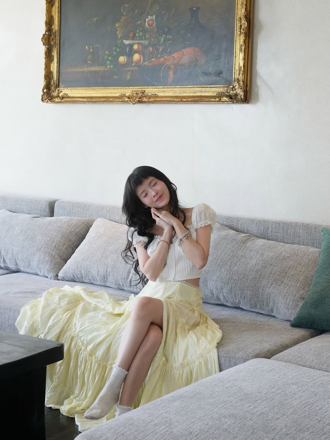 Phong cách này của Thúy Kiều mang đến vẻ đẹp nhẹ nhàng, bay bổng và lãng mạn. Cô ấy không cần khoe quá nhiều da thịt vẫn toát lên sự quyến rũ tinh tế. (Ảnh: IGNV)