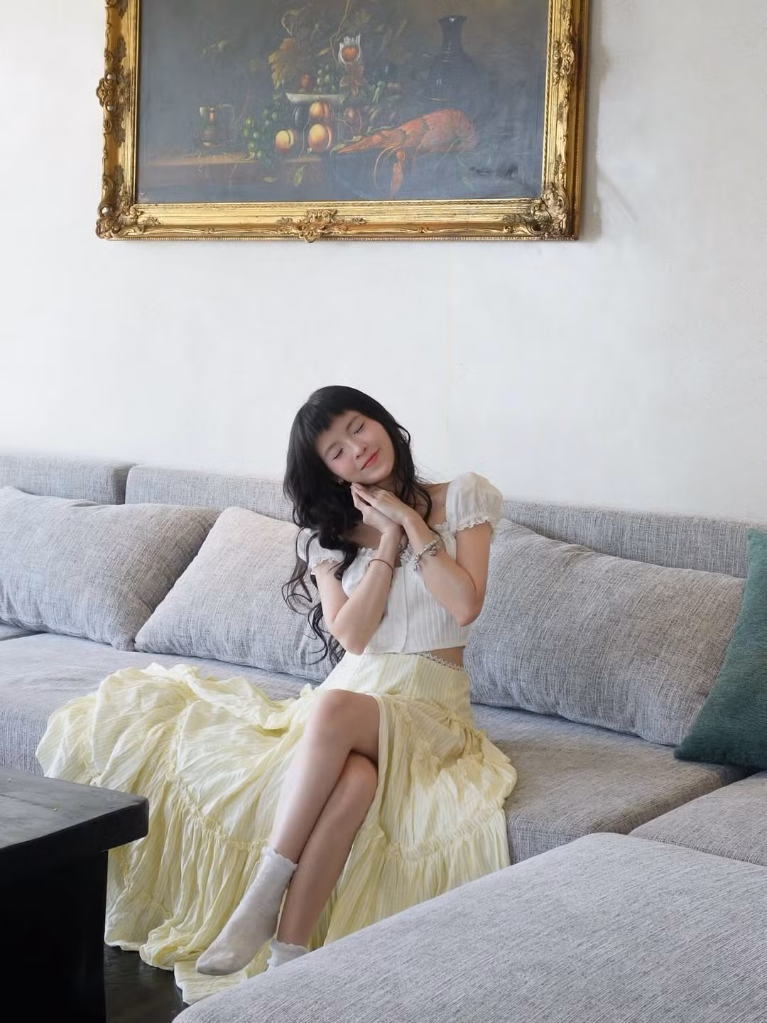 Phong cách này của Thúy Kiều mang đến vẻ đẹp nhẹ nhàng, bay bổng và lãng mạn. Cô ấy không cần khoe quá nhiều da thịt vẫn toát lên sự quyến rũ tinh tế. (Ảnh: IGNV)