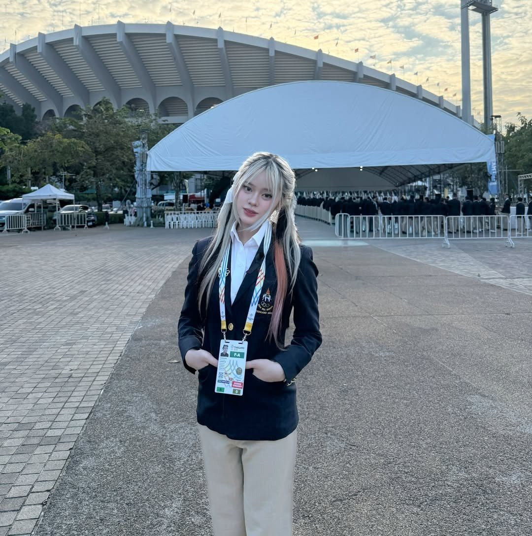 "Tokyogurl bất ngờ đề nghị mượn thiết bị thi đấu của tôi để kiểm tra và chỉnh sửa cài đặt, dù cô ấy đã có thiết bị cá nhân. Tôi thấy điều đó rất khó hiểu, vì thông thường mỗi vận động viên đều tự chuẩn bị cấu hình trên thiết bị của mình. Tôi đã hỏi thẳng tại sao lại cần dùng thiết bị thi đấu chung, thì cô ấy nói rằng máy của mình không có kết nối mạng”, đội trưởng esport nữ Thái Lan chia sẻ. (Ảnh: FBNV)