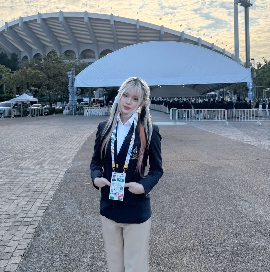 "Tokyogurl bất ngờ đề nghị mượn thiết bị thi đấu của tôi để kiểm tra và chỉnh sửa cài đặt, dù cô ấy đã có thiết bị cá nhân. Tôi thấy điều đó rất khó hiểu, vì thông thường mỗi vận động viên đều tự chuẩn bị cấu hình trên thiết bị của mình. Tôi đã hỏi thẳng tại sao lại cần dùng thiết bị thi đấu chung, thì cô ấy nói rằng máy của mình không có kết nối mạng”, đội trưởng esport nữ Thái Lan chia sẻ. (Ảnh: FBNV)