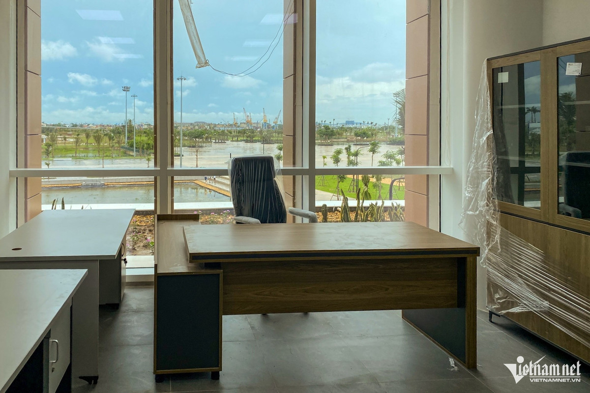 Các phòng chức năng đều có thiết kế hiện đại, cửa kính lớn kéo dài từ trần đến sàn, giúp tận dụng ánh sáng tự nhiên tối đa, tầm nhìn ra ngoài thoáng đãng, tạo cảm giác rộng rãi và dễ chịu. Từ ngày 1/7, Hải Dương và Hải Phòng hợp nhất hoàn tất, có khoảng 2.600 cán bộ, công chức, viên chức, người lao động từ tỉnh Hải Dương cũ di chuyển tới đây làm việc. Trung tâm hành chính hiện đại nhất khu vực các tỉnh Duyên Hải phía bắc chính thức vận hành.