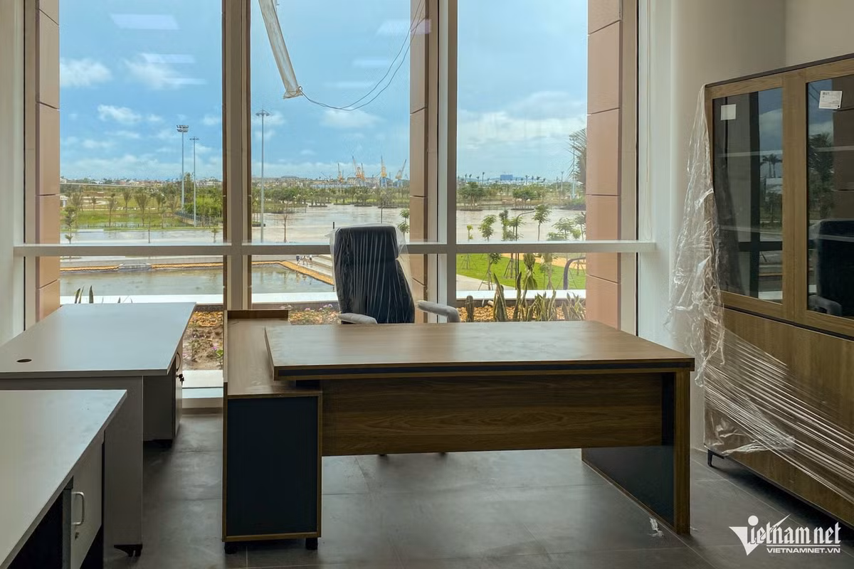 Các phòng chức năng đều có thiết kế hiện đại, cửa kính lớn kéo dài từ trần đến sàn, giúp tận dụng ánh sáng tự nhiên tối đa, tầm nhìn ra ngoài thoáng đãng, tạo cảm giác rộng rãi và dễ chịu. Từ ngày 1/7, Hải Dương và Hải Phòng hợp nhất hoàn tất, có khoảng 2.600 cán bộ, công chức, viên chức, người lao động từ tỉnh Hải Dương cũ di chuyển tới đây làm việc. Trung tâm hành chính hiện đại nhất khu vực các tỉnh Duyên Hải phía bắc chính thức vận hành.