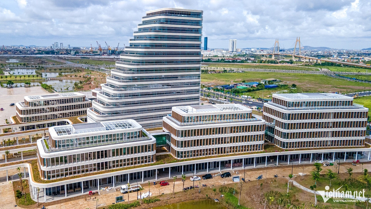 Khu hành chính mới nằm ở trung tâm kinh tế quan trọng của Hải Phòng với hệ thống khu công nghiệp lớn và định hướng phát triển mạnh về công nghiệp - dịch vụ, có khả năng đóng vai trò điều phối phát triển kinh tế cho toàn bộ thành phố. Điểm nhấn là hai khối nhà 15 tầng nằm đối xứng nhau cao tối đa 74,4m, hạ thấp dần về phía trong, tạo điểm nhấn hội tụ.