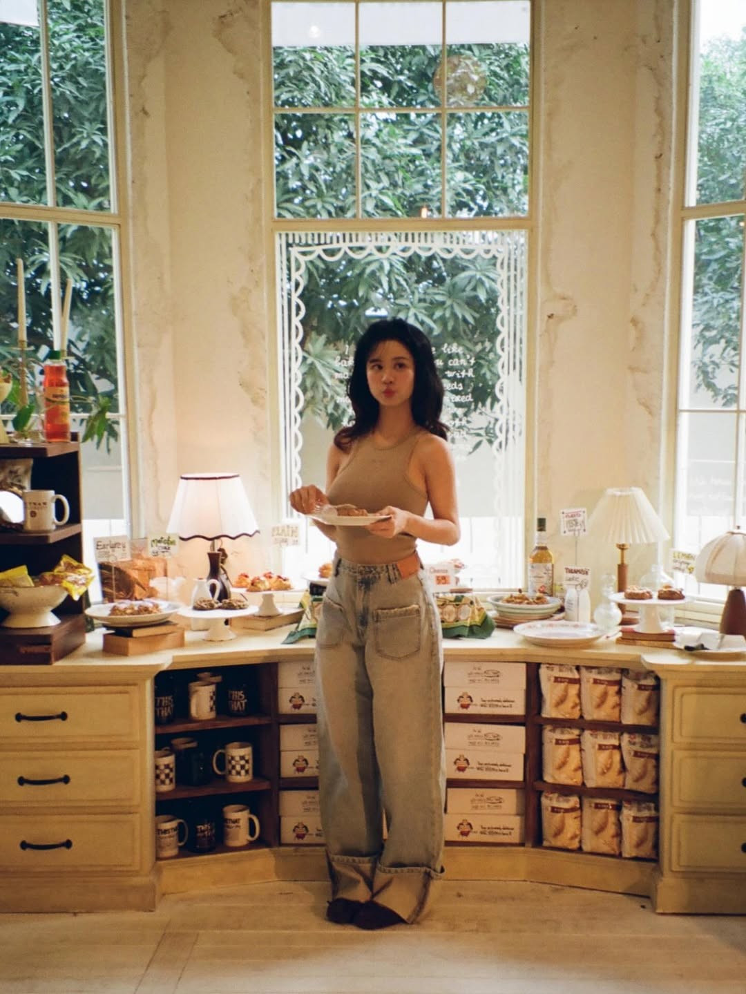 Dù là ảnh chụp trong xe, ảnh selfie trước gương với ly trà sữa, hay những bức hình tại tiệm bánh, nhan sắc của Hàn Hằng vẫn vô cùng rạng rỡ. Nhiều người không khỏi trầm trồ bởi dù đã chính thức gia nhập hội "mẹ bỉm sữa" từ cuối năm 2025, cô nàng vẫn giữ được vóc dáng nuột nà và thần thái trong trẻo như thời con gái. (Ảnh: IGNV)