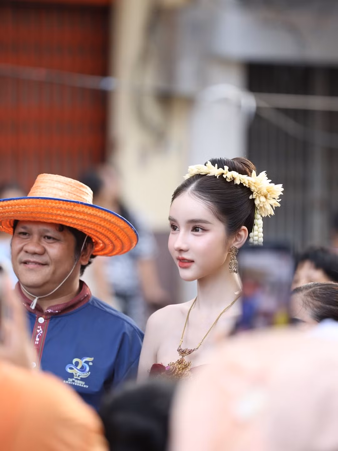 Cô mặc chiếc sabai (khăn vắt qua ngực) và phần váy dạng sarong (váy quấn truyền thống) màu đỏ đô sang trọng. Phần Sabai được quấn khéo léo để lộ vòng eo thon gọn, tôn lên vóc dáng hoàn hảo của cô. (Ảnh: IGNV)