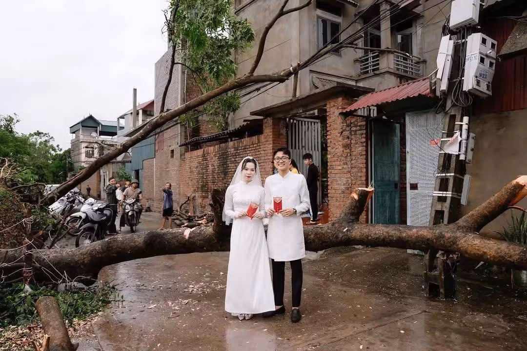 Những hình ảnh về một đám cưới diễn ra ngay sau ngày cơn bão số 3 đổ bộ đã nhanh chóng lan truyền và gây xôn xao trên các nền tảng mạng xã hội.