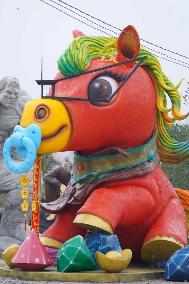 Trái ngược với vẻ uy nghiêm ở Đà Nẵng, linh vật ngựa tại Bắc Ninh của anh Bùi Văn Quân lại mang đến một làn gió hài hước và gần gũi. Tác phẩm mang tên "Ngựa vui vẻ" này đang gây sốt bởi tạo hình không giống ai.