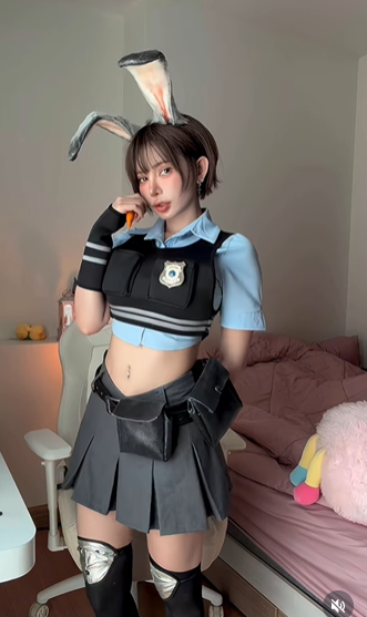 Nokia thể hiện thần thái linh hoạt, lúc đáng yêu ngây thơ với đôi mắt to tròn và mái tóc ngắn trẻ trung, lúc lại tỏ ra chuyên nghiệp và sắc sảo như một nữ cảnh sát thực thụ. Cô nàng không ngại khoe trọn đường nét cơ thể một cách tinh tế và cuốn hút. (Ảnh: IGNV)