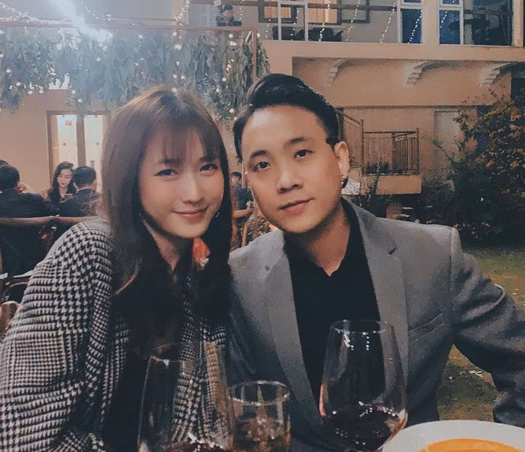 Sau 5 năm hẹn hò đầy ngọt ngào, cặp đôi chính thức về chung một nhà vào năm 2018. Sau hơn 7 năm hôn nhân, gia đình nhỏ đã có hai nhóc tỳ vô cùng đáng yêu là CiCi (Anh Chi) và Mino (Anh Minh).