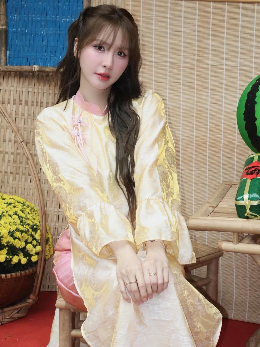 Bộ ảnh được thực hiện trong bối cảnh ngập tràn không khí Tết với hoa đào, bao lì xì và những biểu tượng quen thuộc như bánh chưng, dưa hấu đỏ. (Ảnh: IGNV)